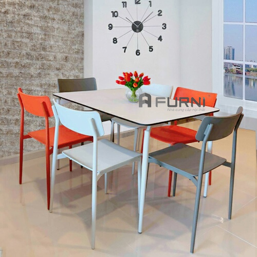 Phối hợp nhiều màu ghế cùng chiếc bàn ăn, tạo thêm không gian nắng động.